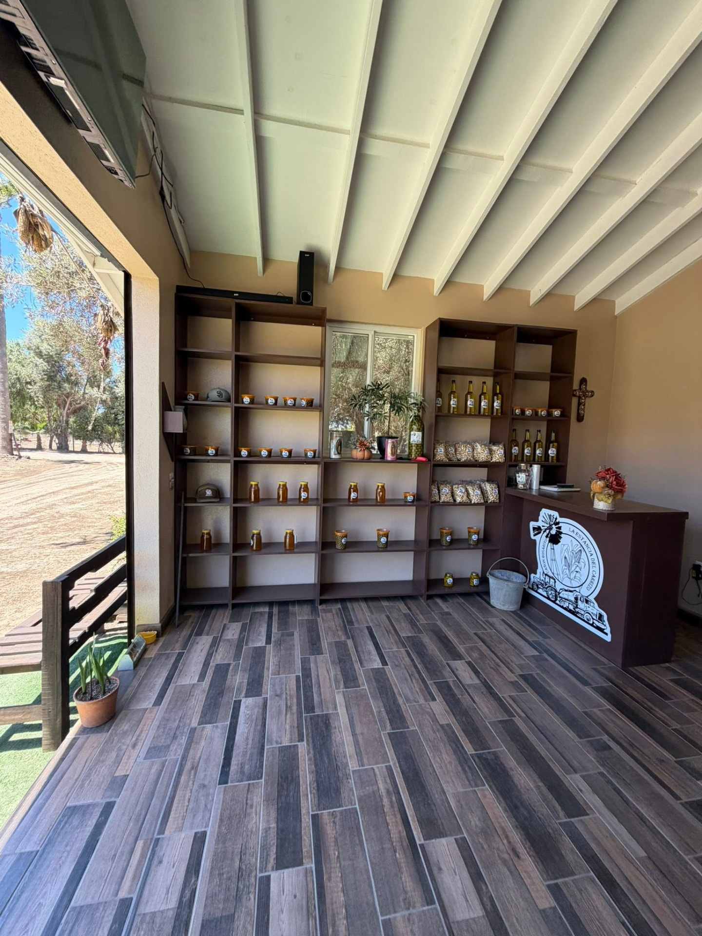 Tienda del rancho con miel, aceite y productos locales