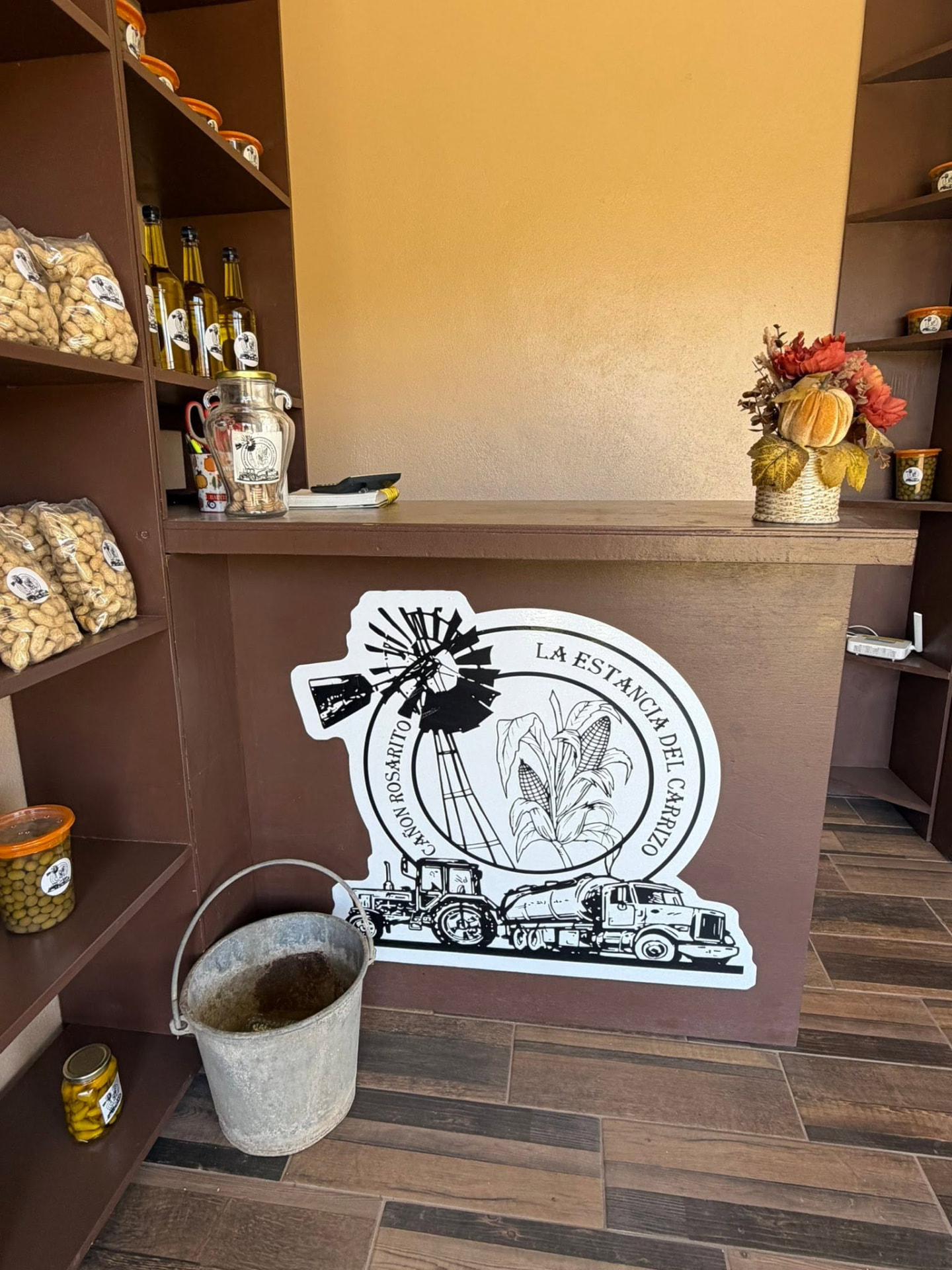 Mostrador de la tienda con el logo La Estancia del Carrizo